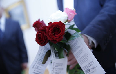Am Tag der Arbeitslosen werden Rosen verteilt.